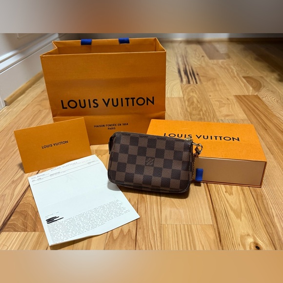 Giftable condition! Authentic Louis Vuitton mini pochette accessoires - Picture 1 of 14
